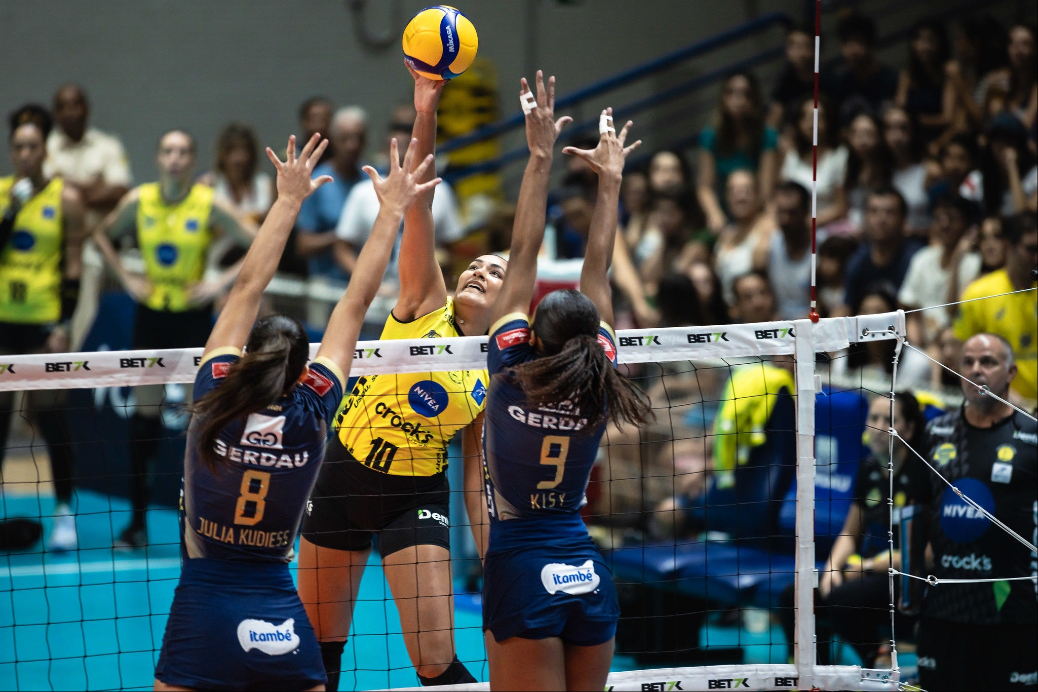 Dentil Praia Clube e Gerdau Minas em ação pela última edição da Superliga feminina, em 2023