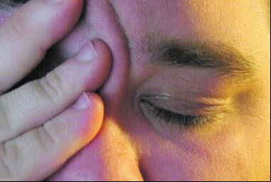 Sintoma A dor de cabeça é um dos sintomas mais comuns do acidente vascular cerebral Entre jovens, mal é confundido com vertigem, convulsão, entre outros