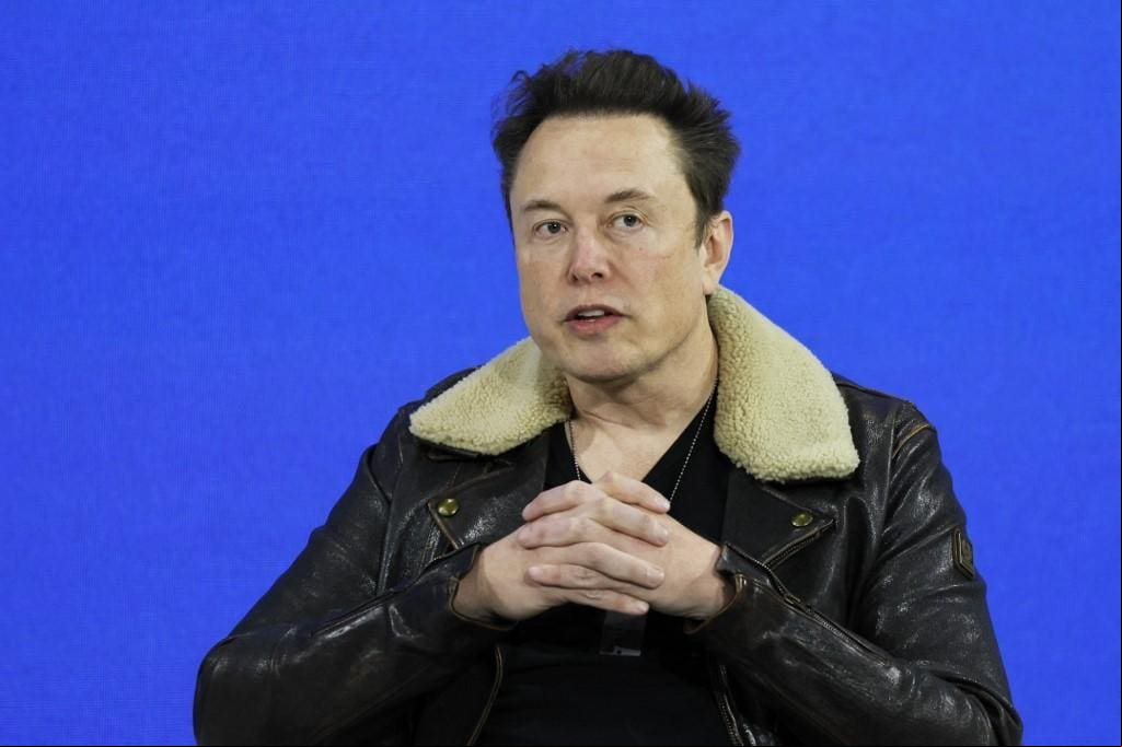 Elon Musk critica Alexandre de Moraes após a decisão que bloqueou contas da Starlink.