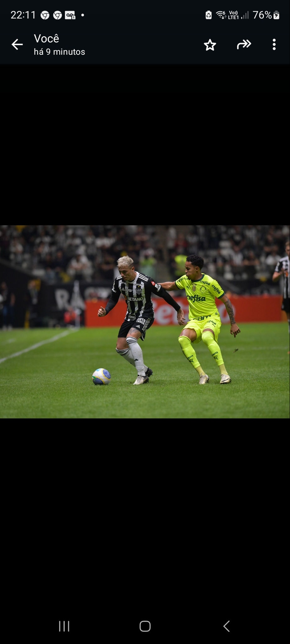 Saraiva durante disputa de bola com jogador do Palmeiras, na Arena MRV
