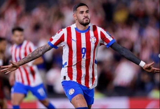 Camisa 9 do Paraguai, Sanabria marcou um golaço contra a Argentina