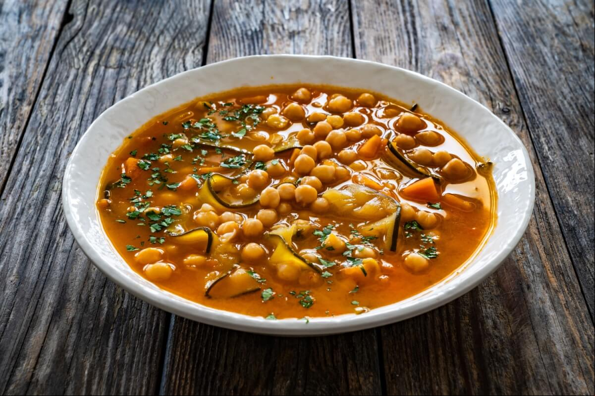 Sopa de grão-de-bico com abobrinha e batata-doce