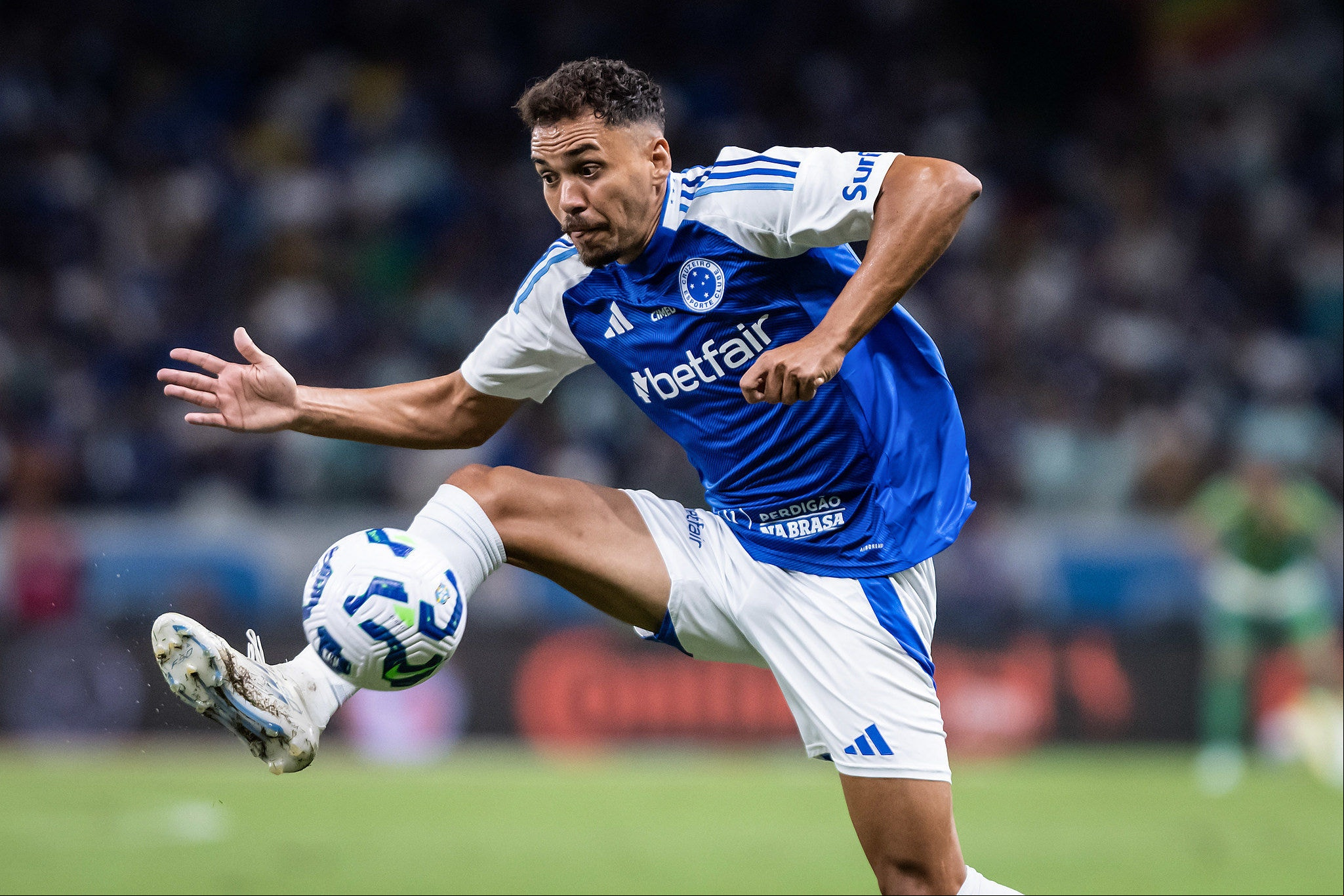 Eduardo em ação durante partida com o Vila Nova-GO
