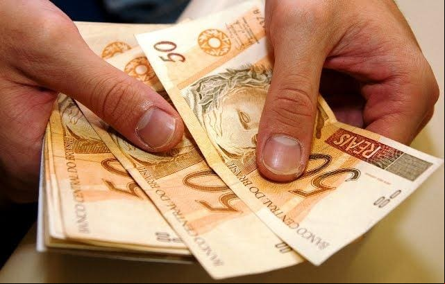 Salário mínimo Notas de R$ 50. Imagem ilustrativa