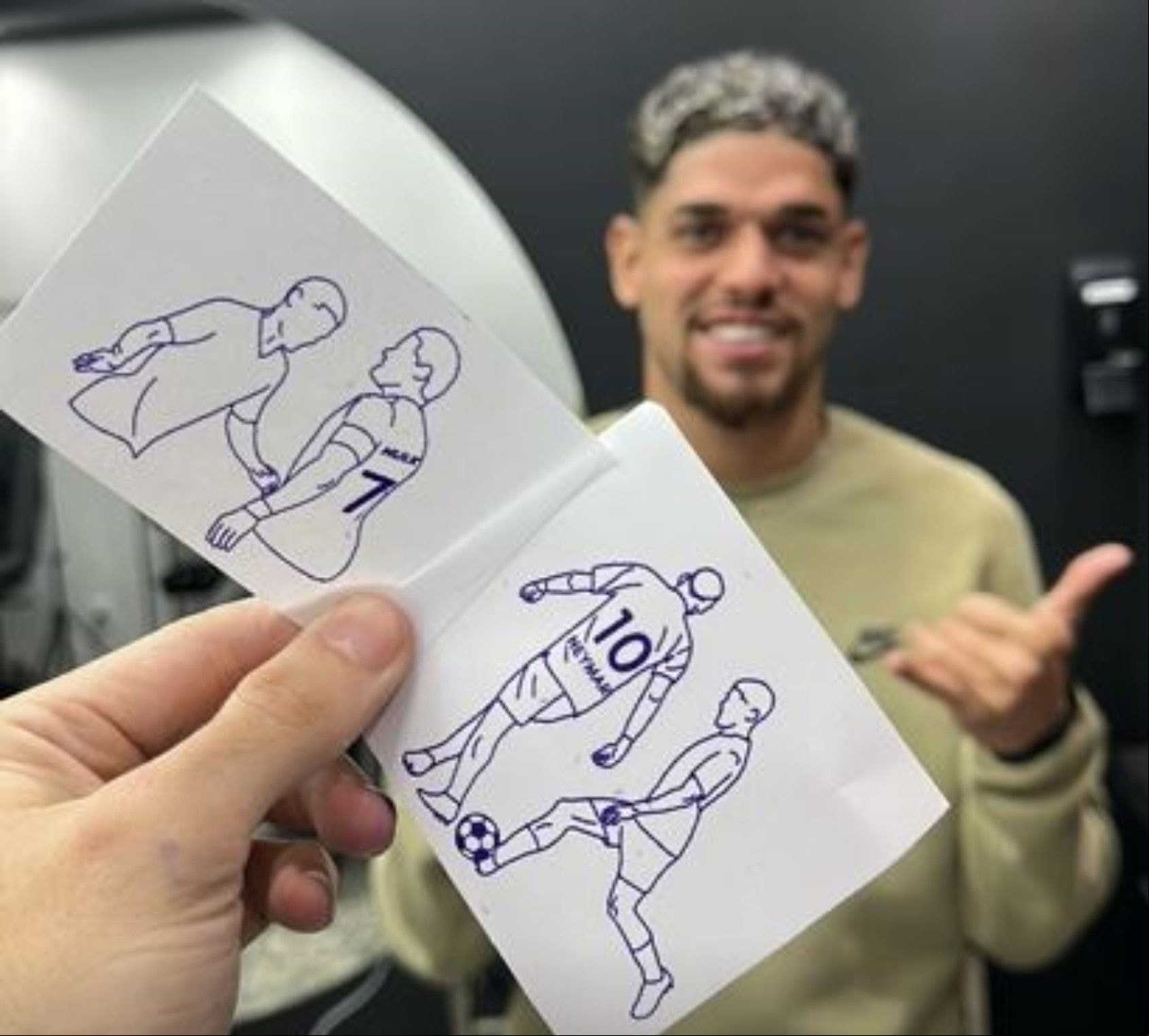 Rubens do Atlético exibe novas tatuagens