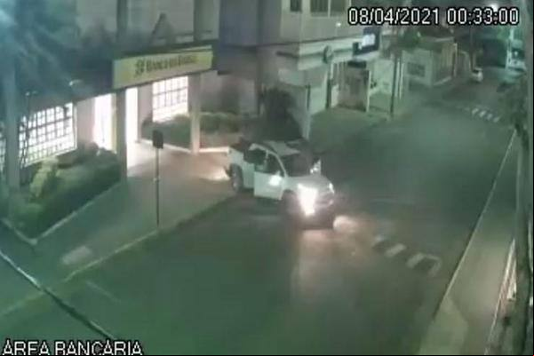 Em Jacuí quadrilha explodiu caixas eletrônicos e levou terror a cidade Em Jacuí quadrilha explodiu caixas eletrônicos e levou terror a cidade