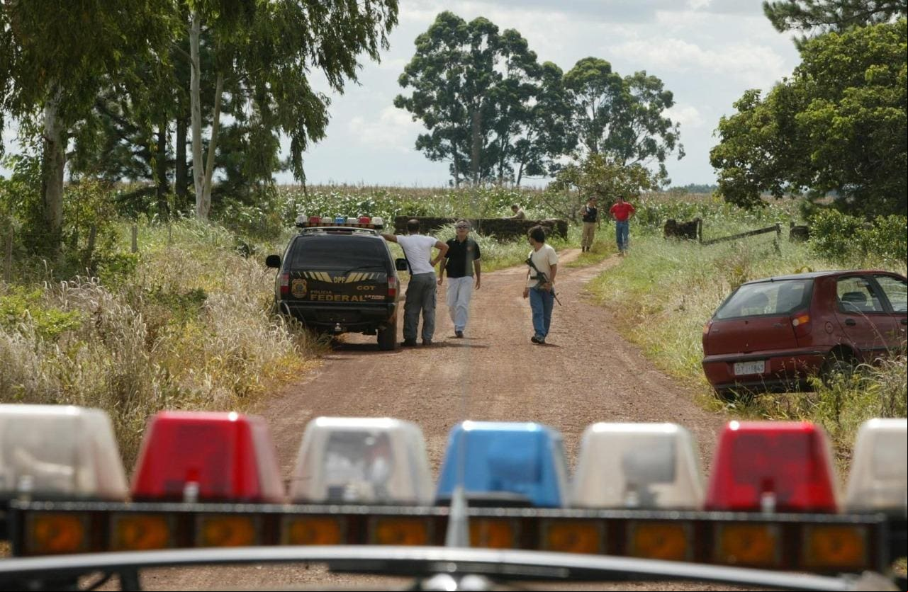 chacina de unaí Em 28 de janeiro de 2004, três auditores fiscais e um motorista foram assassinatos enquanto investigavam denúncias de trabalho escravo