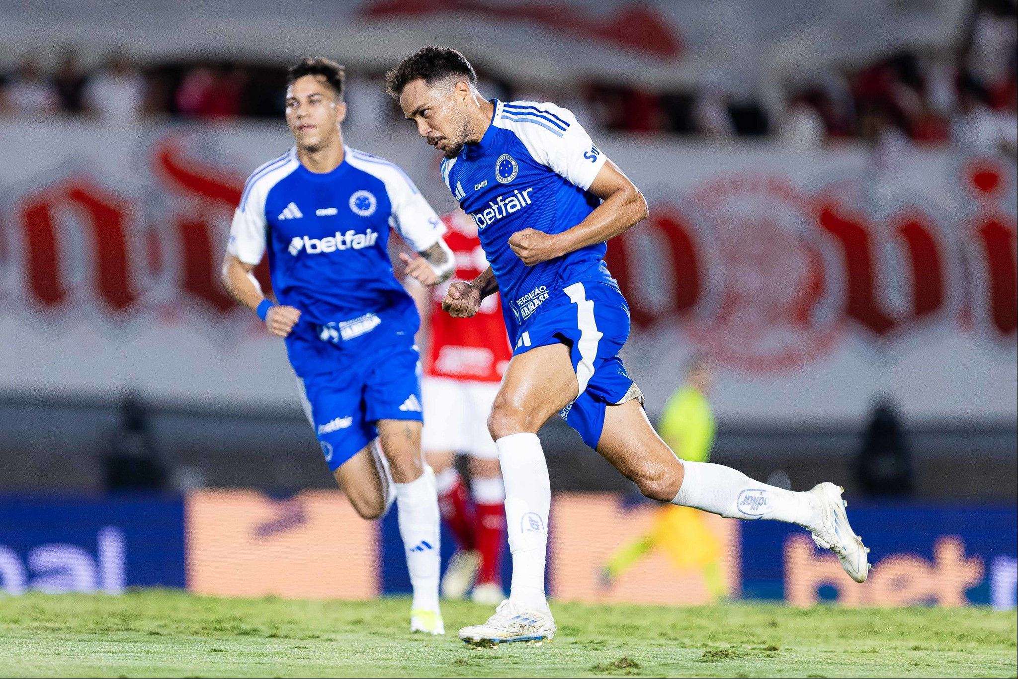 Eduardo teve assistências de Gabigol e Bolasie