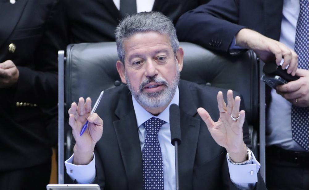 Arthur Lira Ao criar uma comissão especial para tratar do assunto, Arthur Lira (PP-AL) impõe um novo ritmo ao projeto, que praticamente retorna à fase inicial de tramitação.