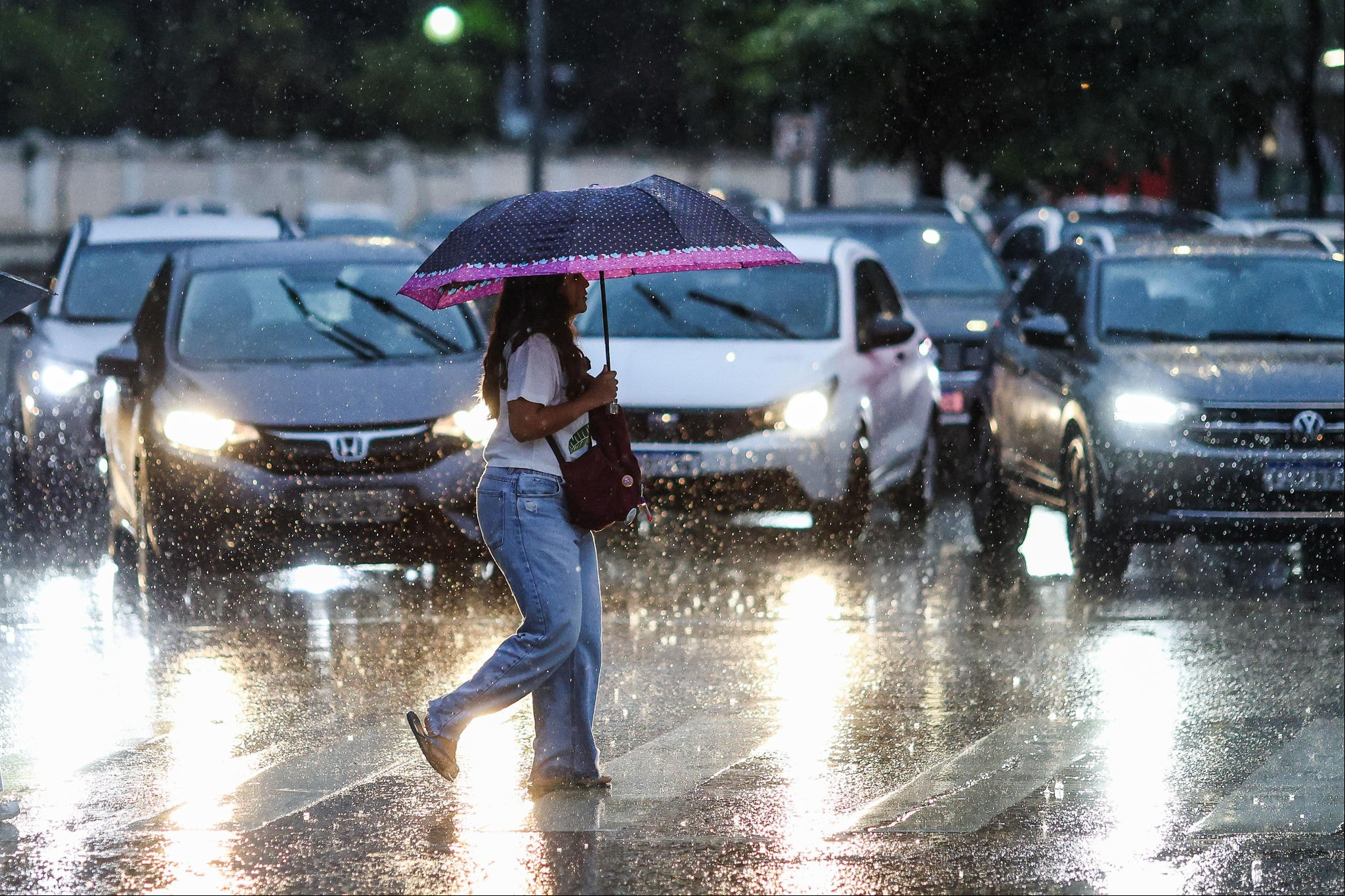 Chuva forte pode atingir 29 cidades mineiras até as 10h deste sábado (24)