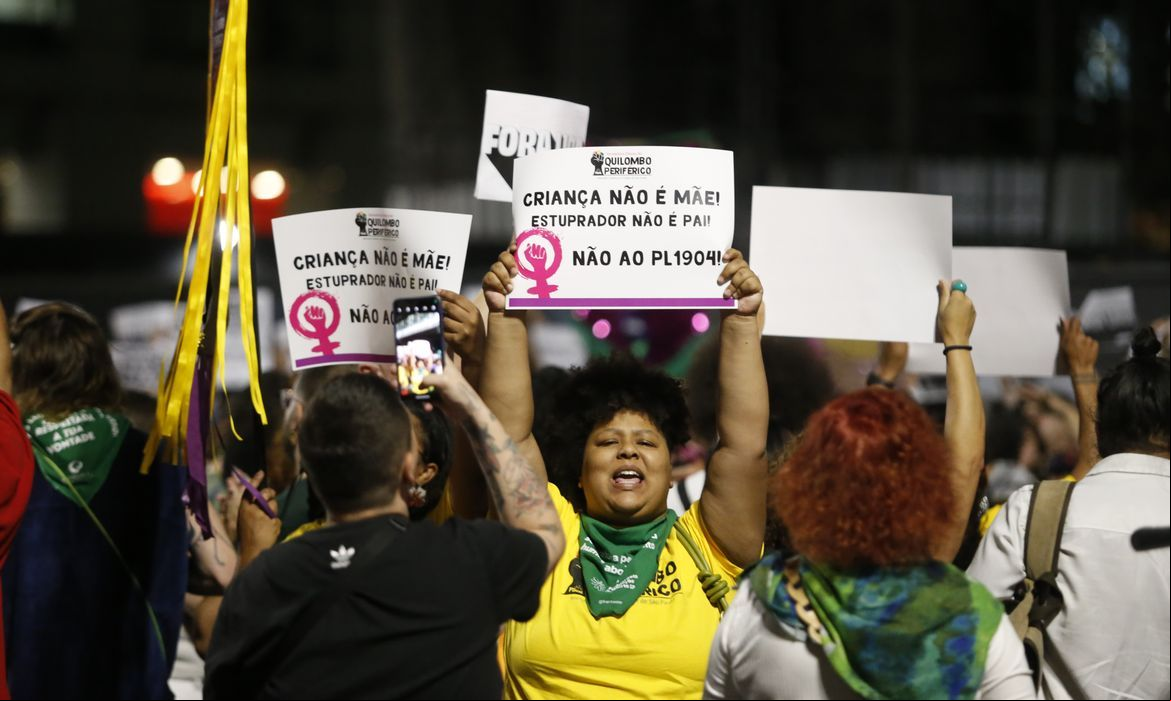 Manifestação contra projeto de lei que altera pena para aborto Manifestante protesta contra projeto de lei do aborto