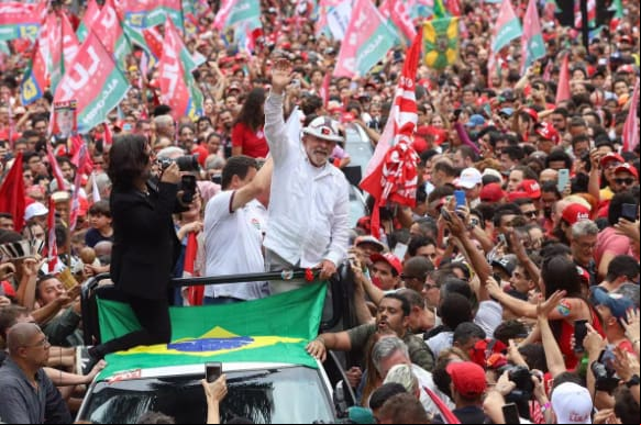 Lula durante caminhada entre a Praça da Liberdade e a Praça Tiradentes, na região central de Belo Horizonte, em outubro de 2022 Lula durante caminhada entre a Praça da Liberdade e a Praça Tiradentes, na região central de Belo Horizonte, em outubro de 2022