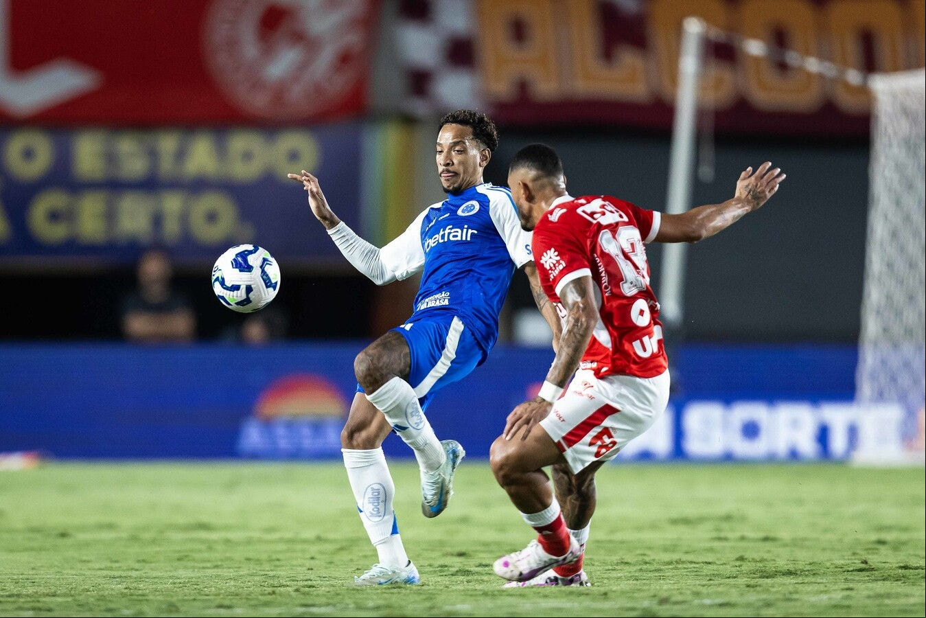 Matheus Pereira em ação durante a vitória de 3 a 0 sobre o Vila Nova, no Serra Dourada