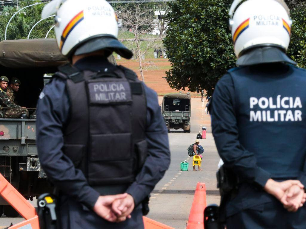Polícia e Exército se concentram na frente do QG do Exército para desmobilização de acampamento de bolsonarista, um dia após invasão e depredação dos prédios públicos