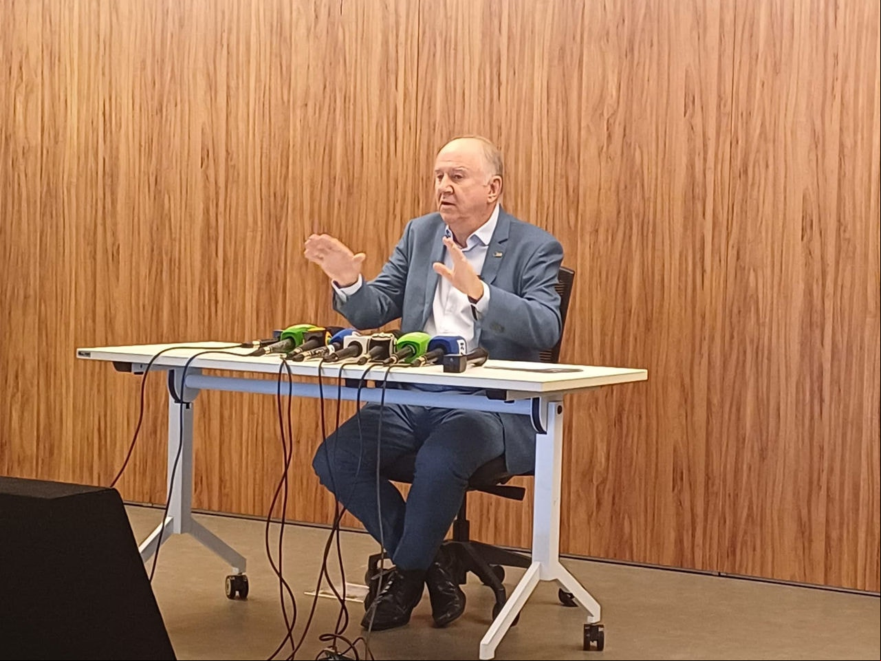 O presidente da Confederação Nacional dos Municípios, Paulo Ziulkoski, durante coletiva de imprensa