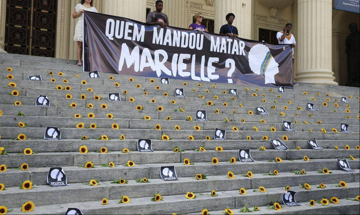 Manifestantes mostram faixa com a frase "Quem mandou matar Marielle", na Alerj