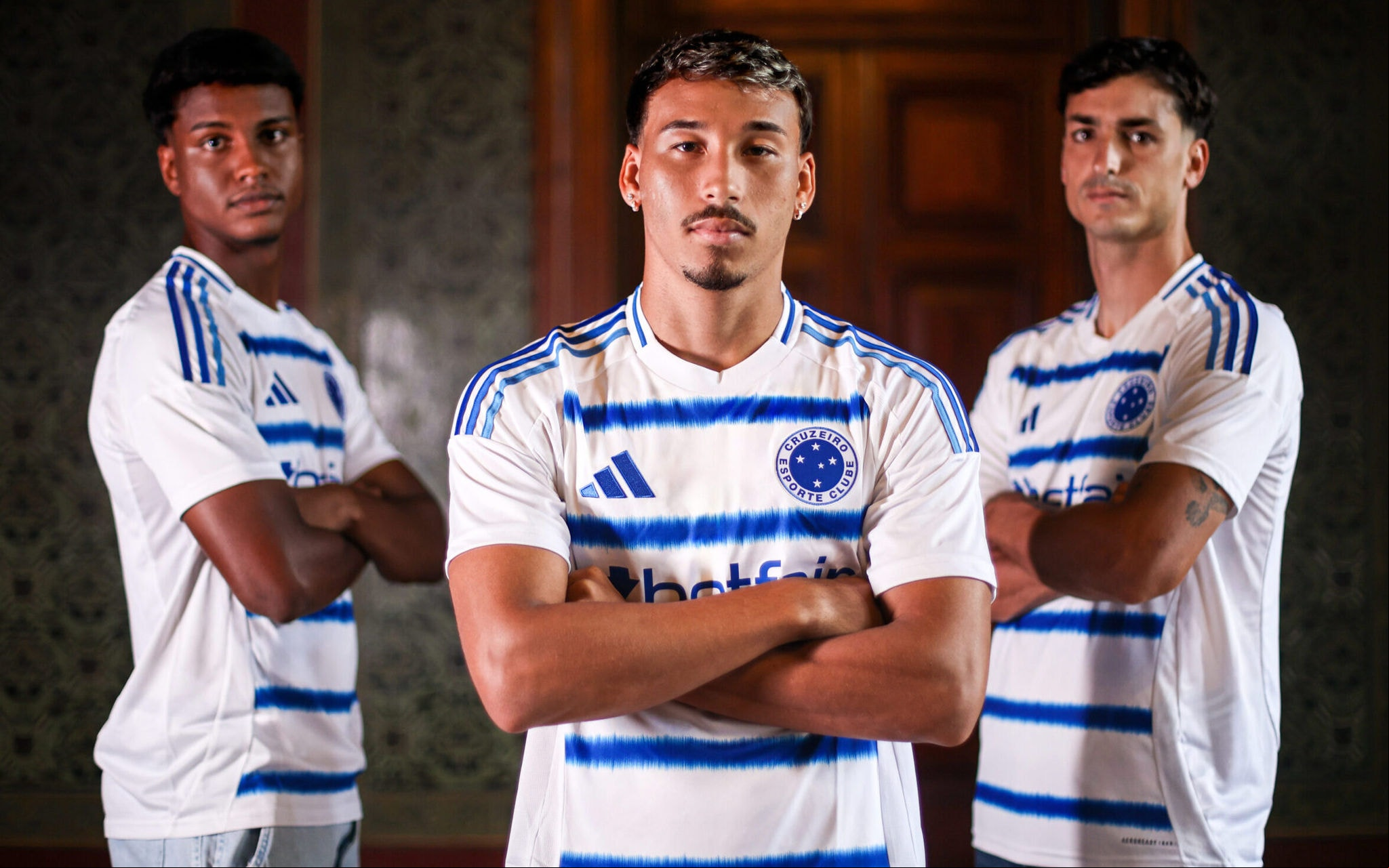 Ruan Índio, Japa e Dinenno com a nova camisa branca do Cruzeiro (Foto: Divulgação)