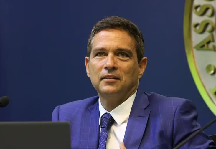 Roberto Campos Neto O presidente do Banco Central, Roberto Campos Neto, indicou que uma meta fiscal mais permissiva poderia dificultar o trabalho da instituição no atual ciclo de cortes de juros