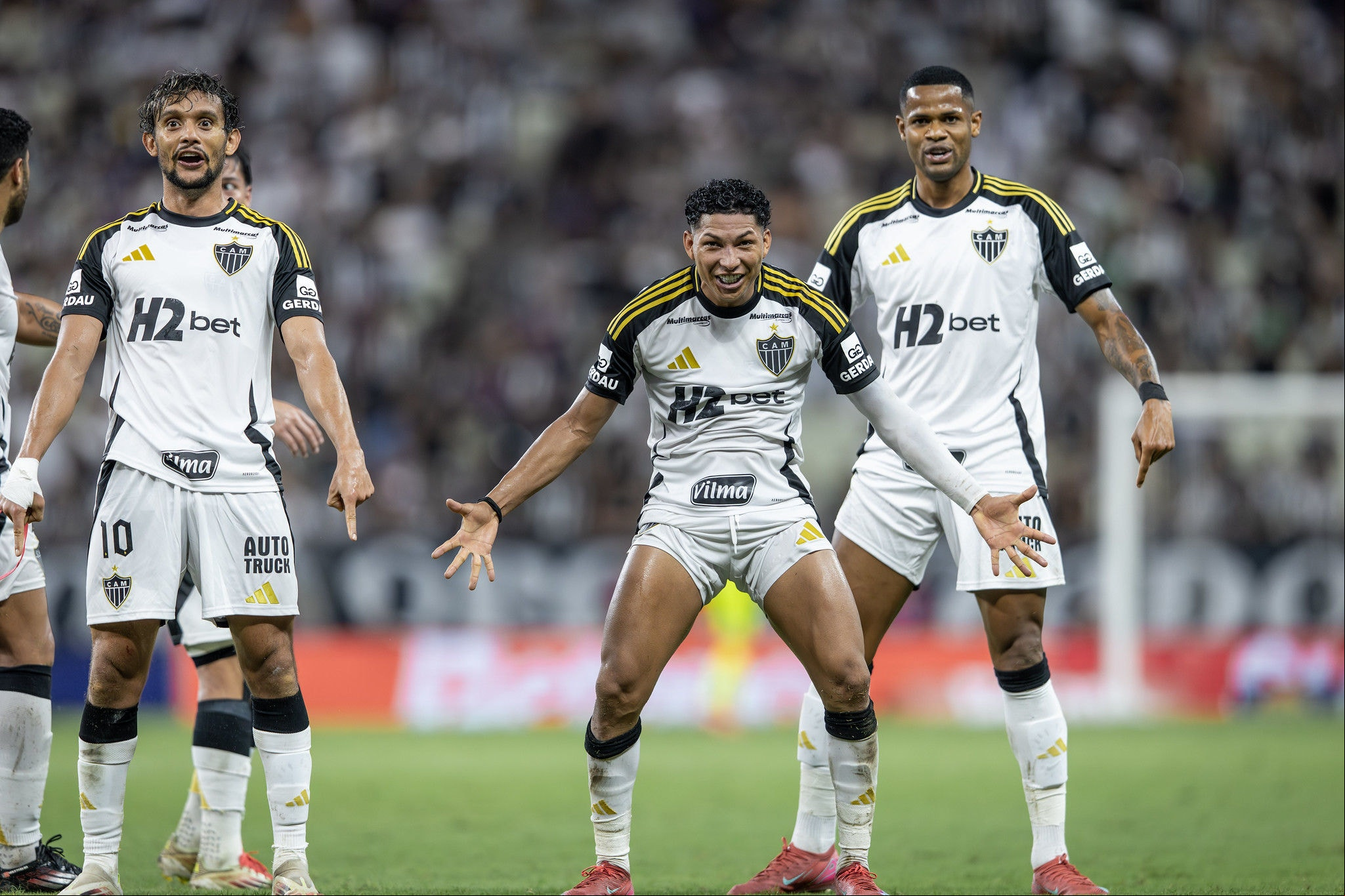 Contra o Ceará, Rony chegou a 10 gols no ano