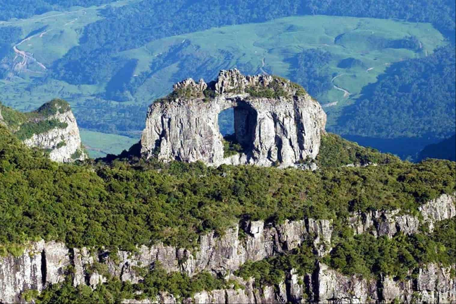 A Pedra Furada, um dos cartões-postais da região,  pode ser contemplada da Serra do Corvo Branco