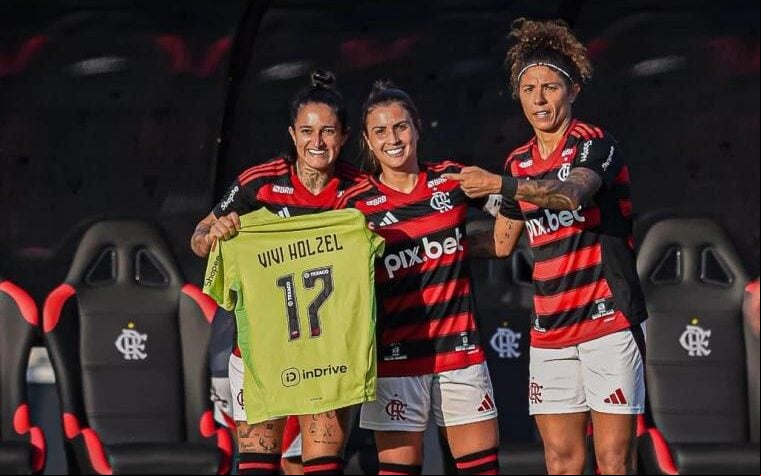 Vivi Holzel foi homenageada por companheiras do Flamengo. (Foto: Paula Reis / CRF)