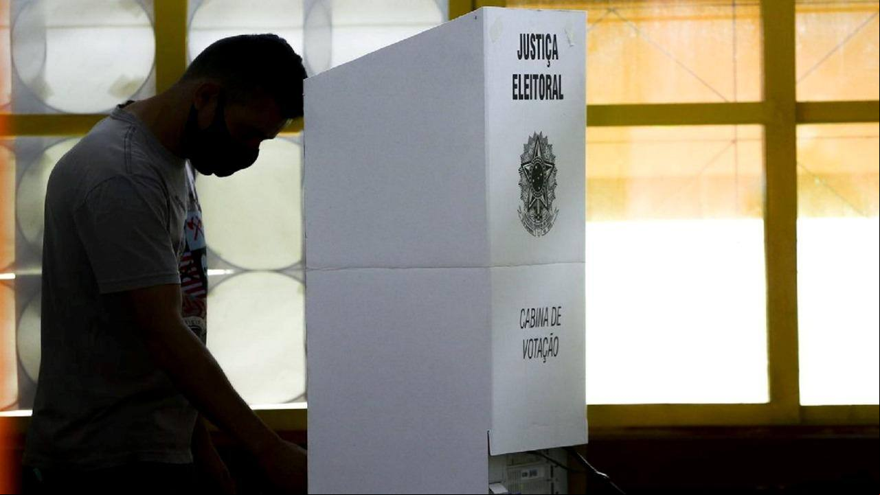 urna eletrônica eleição As pesquisas de opinião calculam que ambos os polos não am de 30% do eleitorado