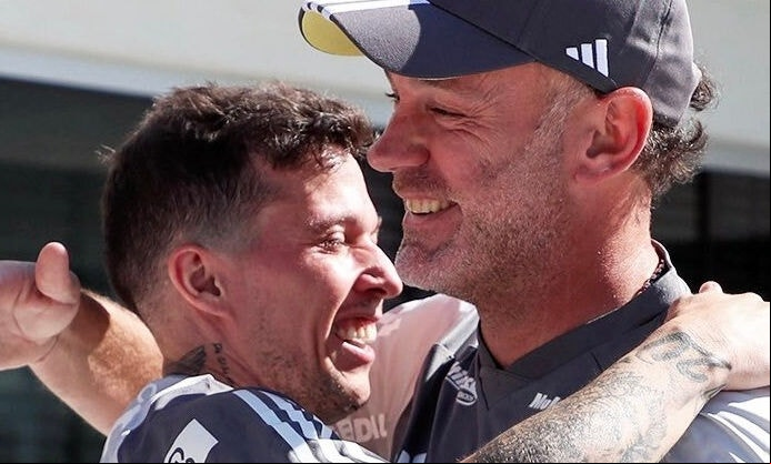 Bernard abraça o técnico Milito na Cidade do Galo