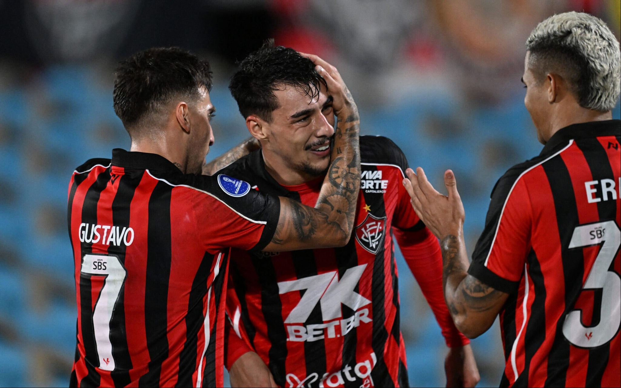 Jogadores comemoram gol de Claudinho contra o Cerro Largo (Foto: Eitan Abramovich / AFP)