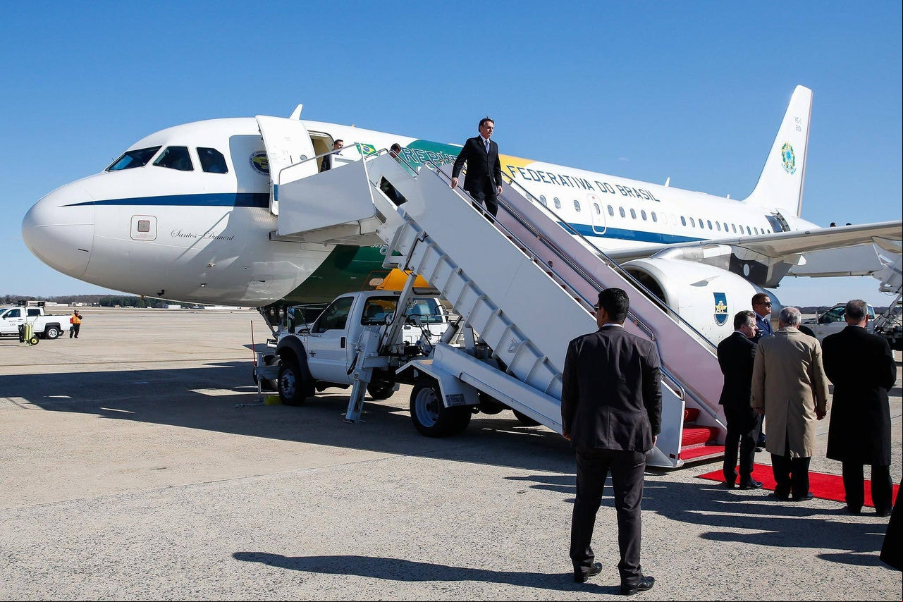 Jair Bolsonaro, em março de 2019, em desembarque do avião presidencial, de responsabilidade da Força Aérea Brasileira