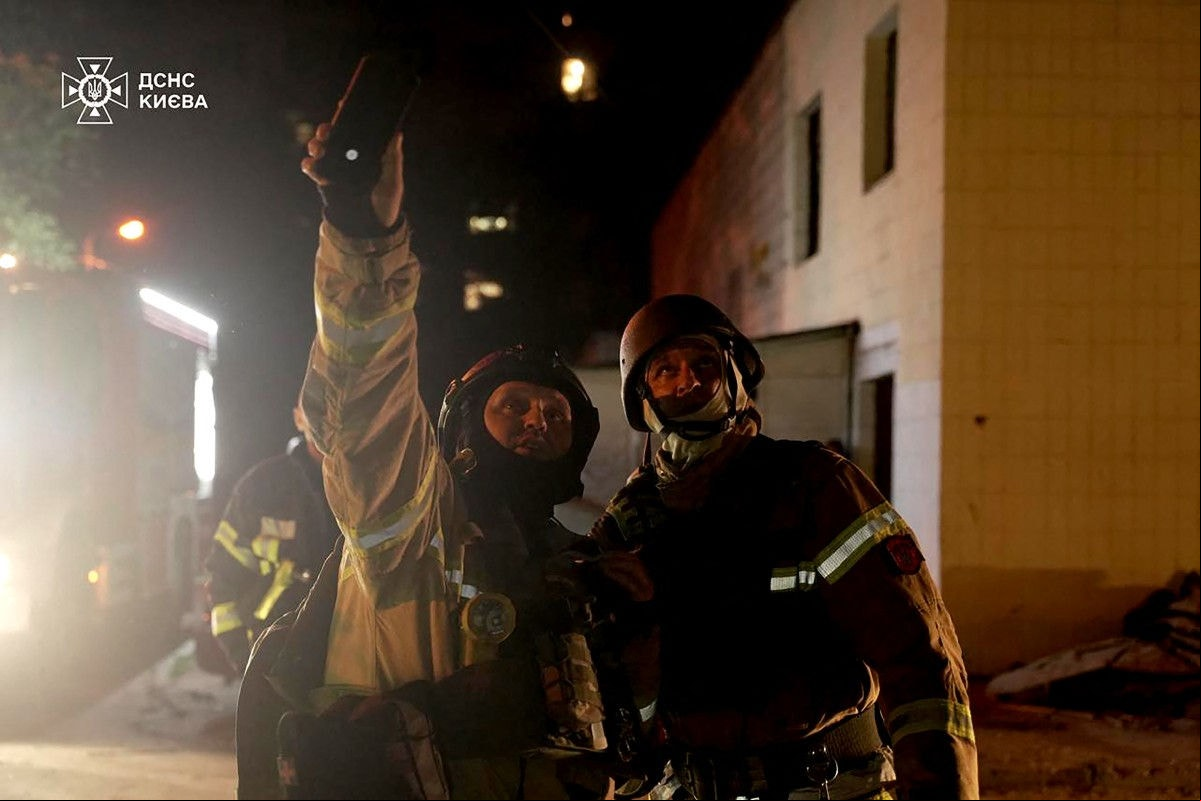 Bombeiros observam destruição causada por drones Shahed russos a Kiyv, capital da Ucrânia (Handout Ukrainian State Emergency Service Press Service AFP.)