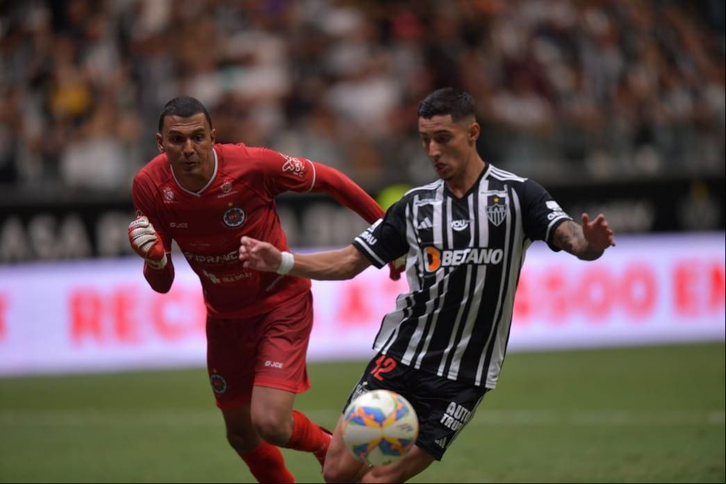Cadu em ação na Arena MRV durante a partida contra o Ipatinga, em março, pelo Campeonato Mineiro