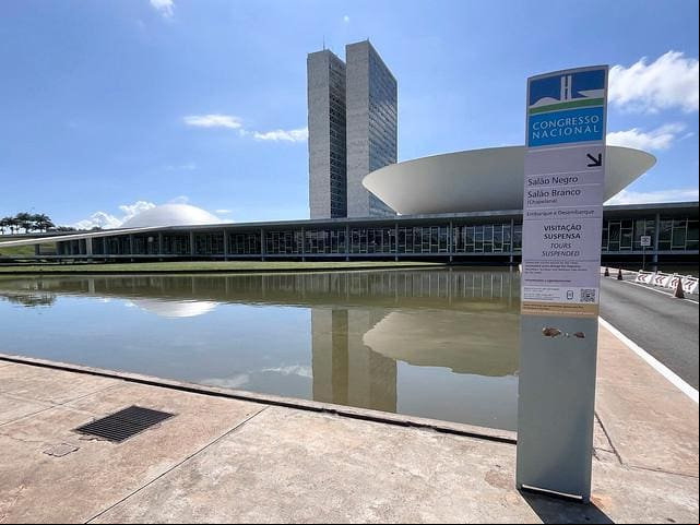 Prédio do Congresso Nacional, em Brasília, que abriga o Senado Federal e a Câmara dos Deputados Dessa vez, o adiamento do debate ocorreu por um um pedido de vista e a solicitação de novas audiências públicas.