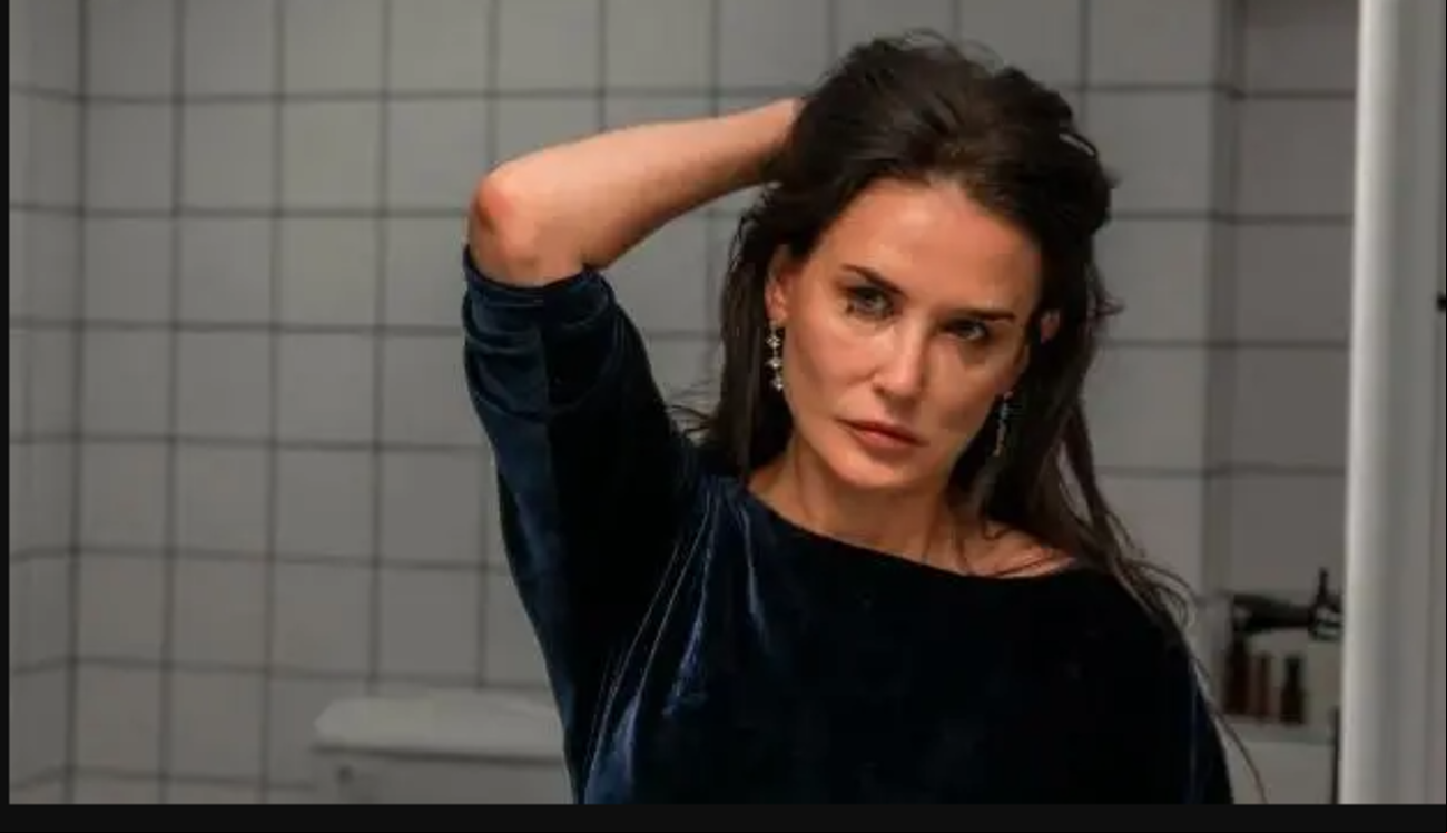 Demi Moore, que levou o Globo de Ouro de melhor atriz em comédia ou musical, interpreta uma estrela da televisão em decadência que recorre a medidas extremas para ter de volta juventude e beleza