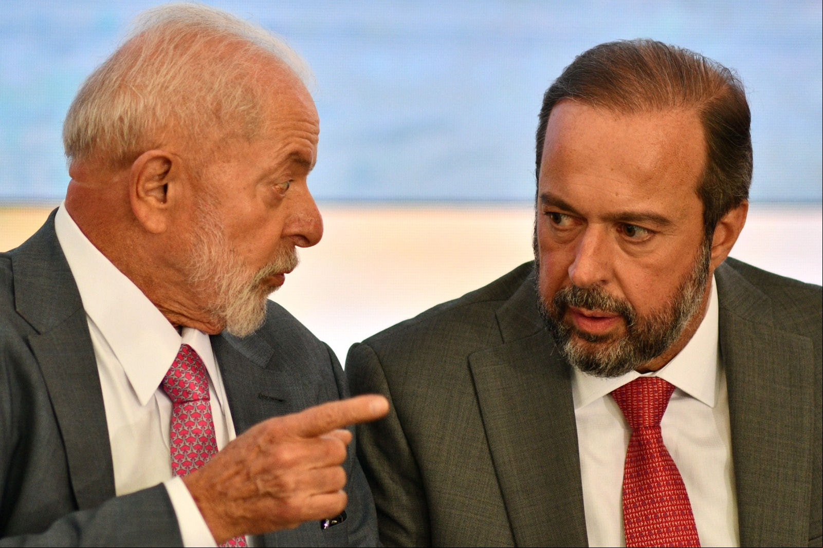 Lula e ministro Alexandre Silveira Lula e Alexandre Silveira apostam que MP do setor elétrico vai ajudar a reverter ciclo de desgatstes