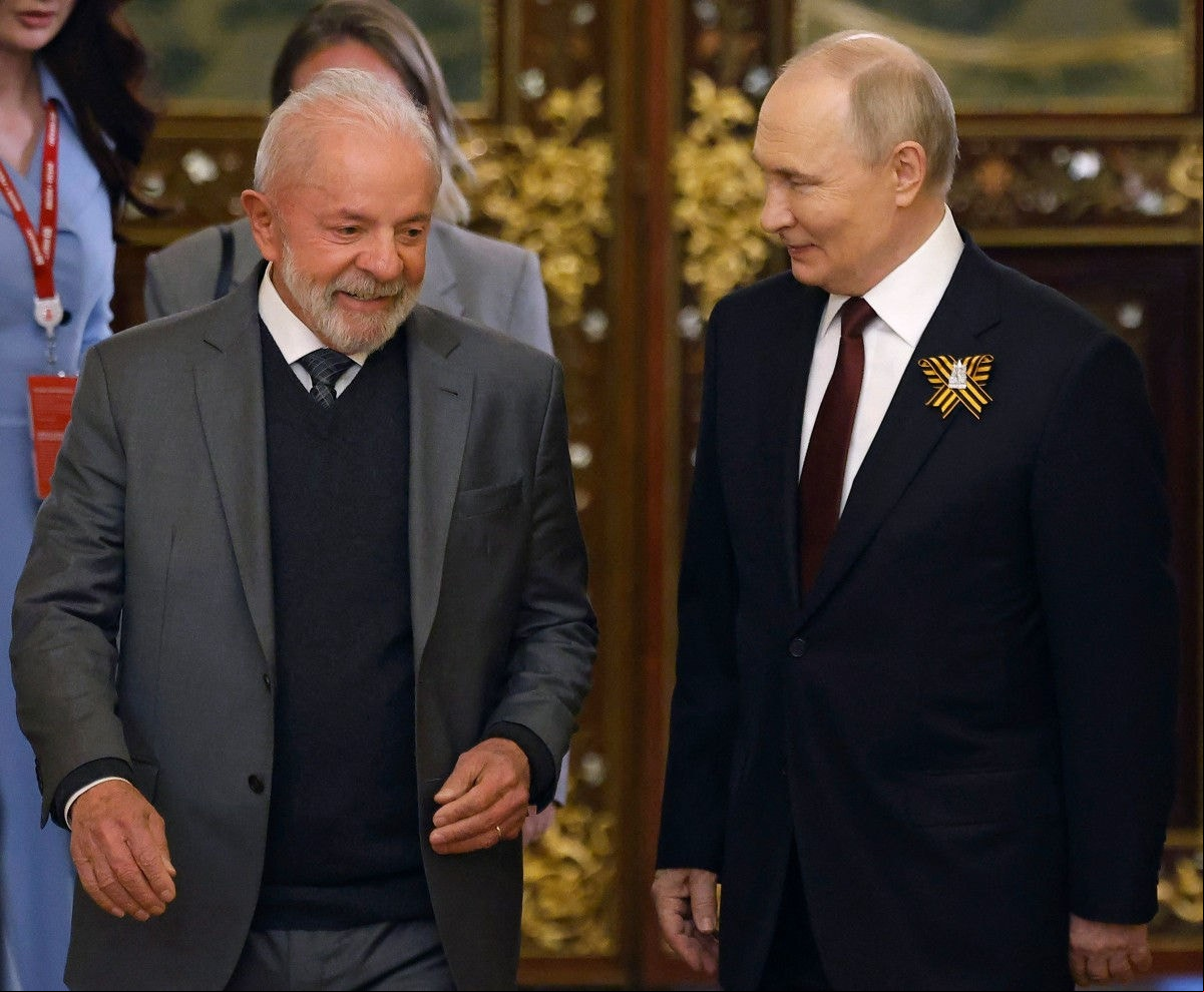 Os presidentes Lula (Brasil) e Vladimir Putin (Rússia) durante encontro em Moscou após o desfile militar que comemorou os 80 anos do fim da Segunda Guerra Mundial (Maxim Shemetov / POOL / AFP)