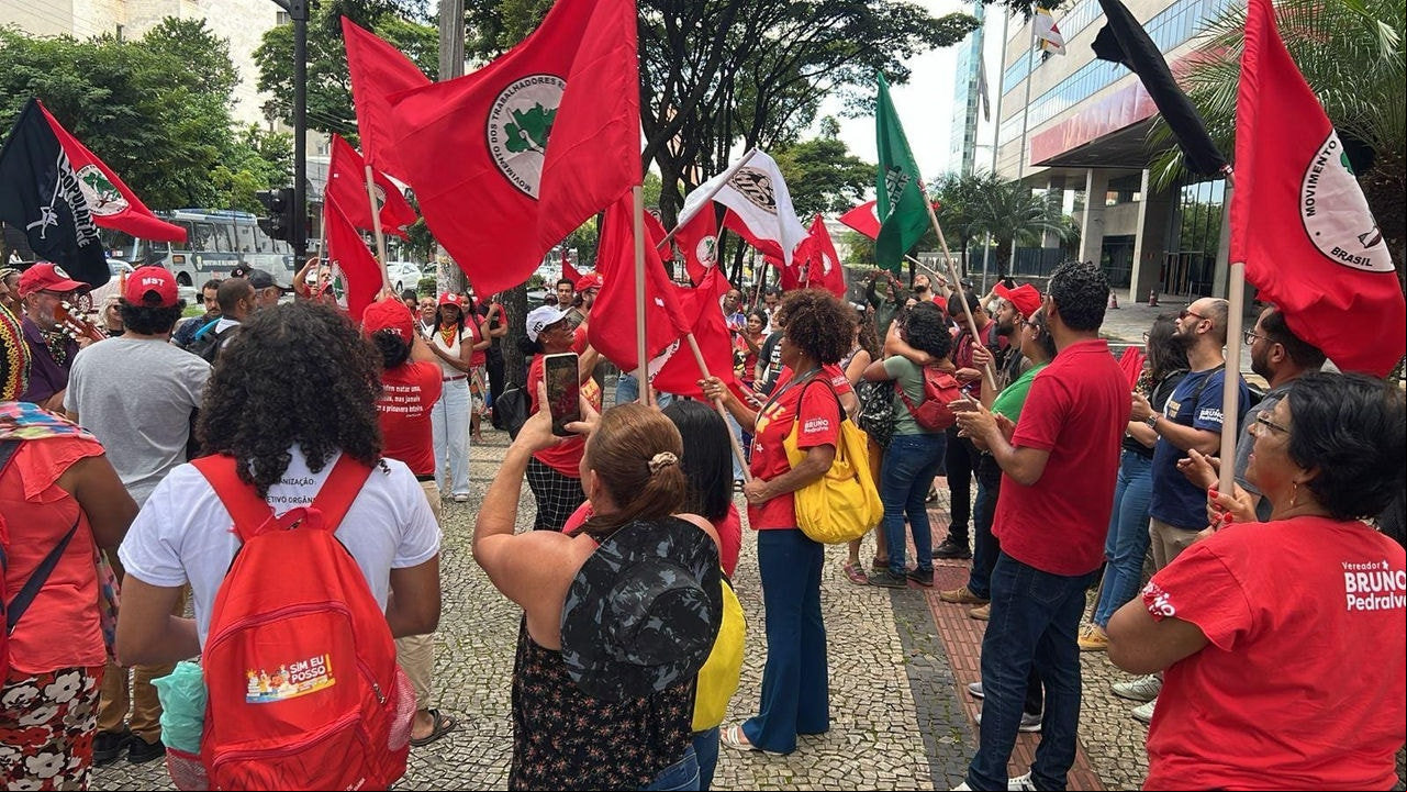 Manifestantes protestam na porta do TJMG, onde acontece audiência de conciliação nesta quarta-feira (13)