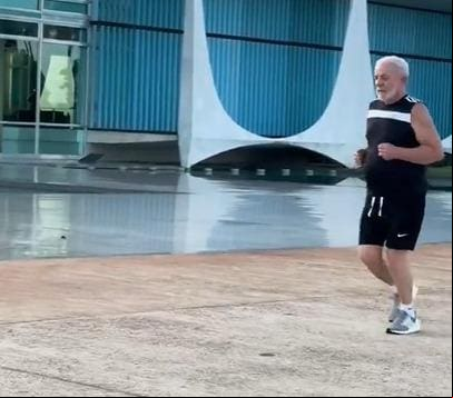 Lula correndo no Alvorada O presidente Lula tem usado as redes sociais para mostrar um pouco mais da sua rotina fora das dependências do Palácio do Planalto, que é a sede do Poder Executivo