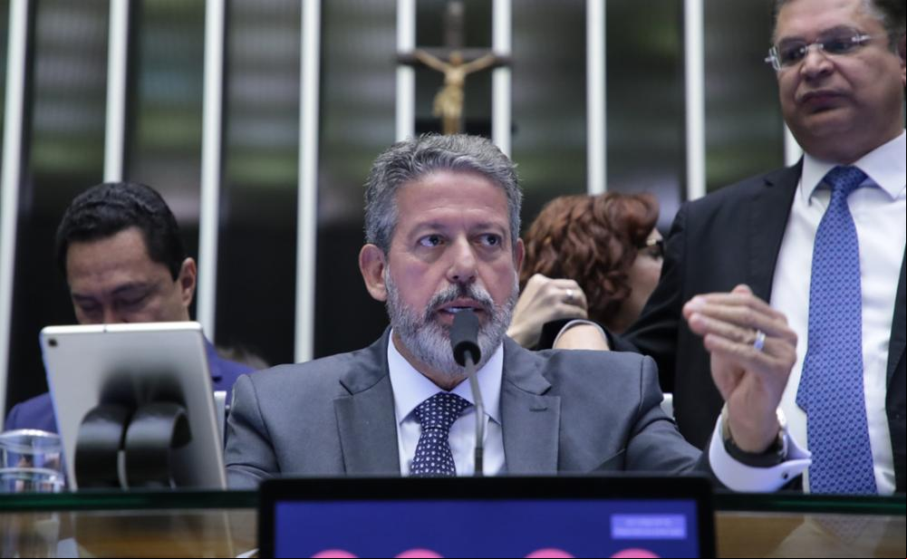 O presidente da Câmara dos Deputados, Arthur Lira, durante sessão-relâmpago para urgência de projeto que equipara ao crime de homicídio o aborto