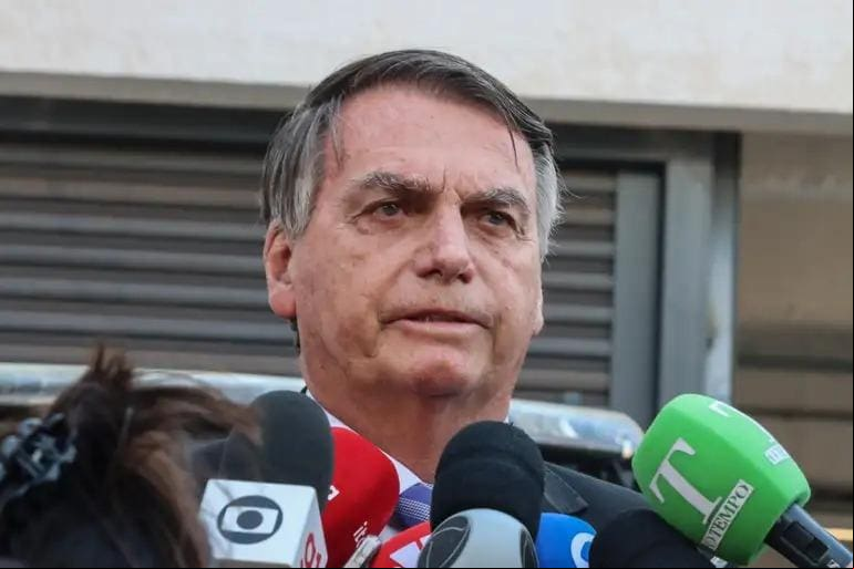 O ex-presidente Jair Bolsonaro fala com jornalistas, na sede da Polícia Federal, em Brasília O ex-presidente Jair Bolsonaro fala com jornalistas, na sede da Polícia Federal, em Brasília