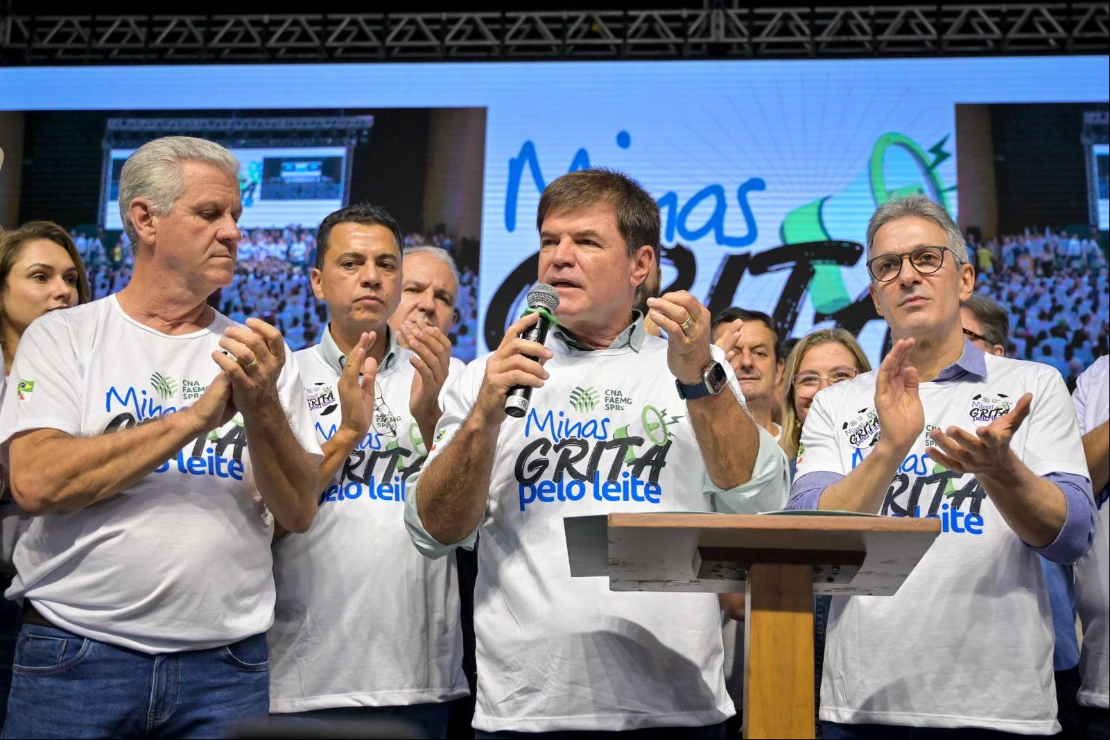 O presidente do Sistema Faemg Senar, Antônio Pitangui de Salvo, durante o Minas Grita pelo Leite, em 2024, junto ao governador Romeu Zema e diretores da federação
