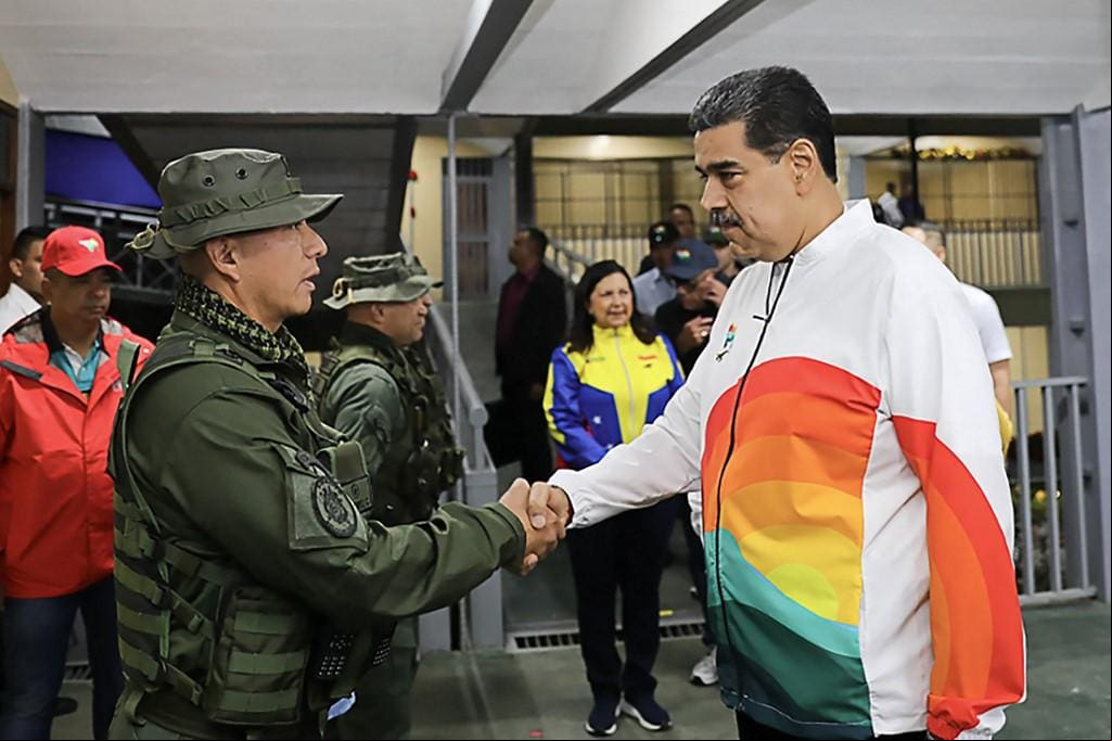 Maduro cumprimenta um integrante das Forças Armadas durante referendo na Venezuela sobre anexação de Essequibo, região istrada pela Guiana Maduro cumprimenta um integrante das Forças Armadas durante referendo na Venezuela sobre anexação de Essequibo, região istrada pela Guiana