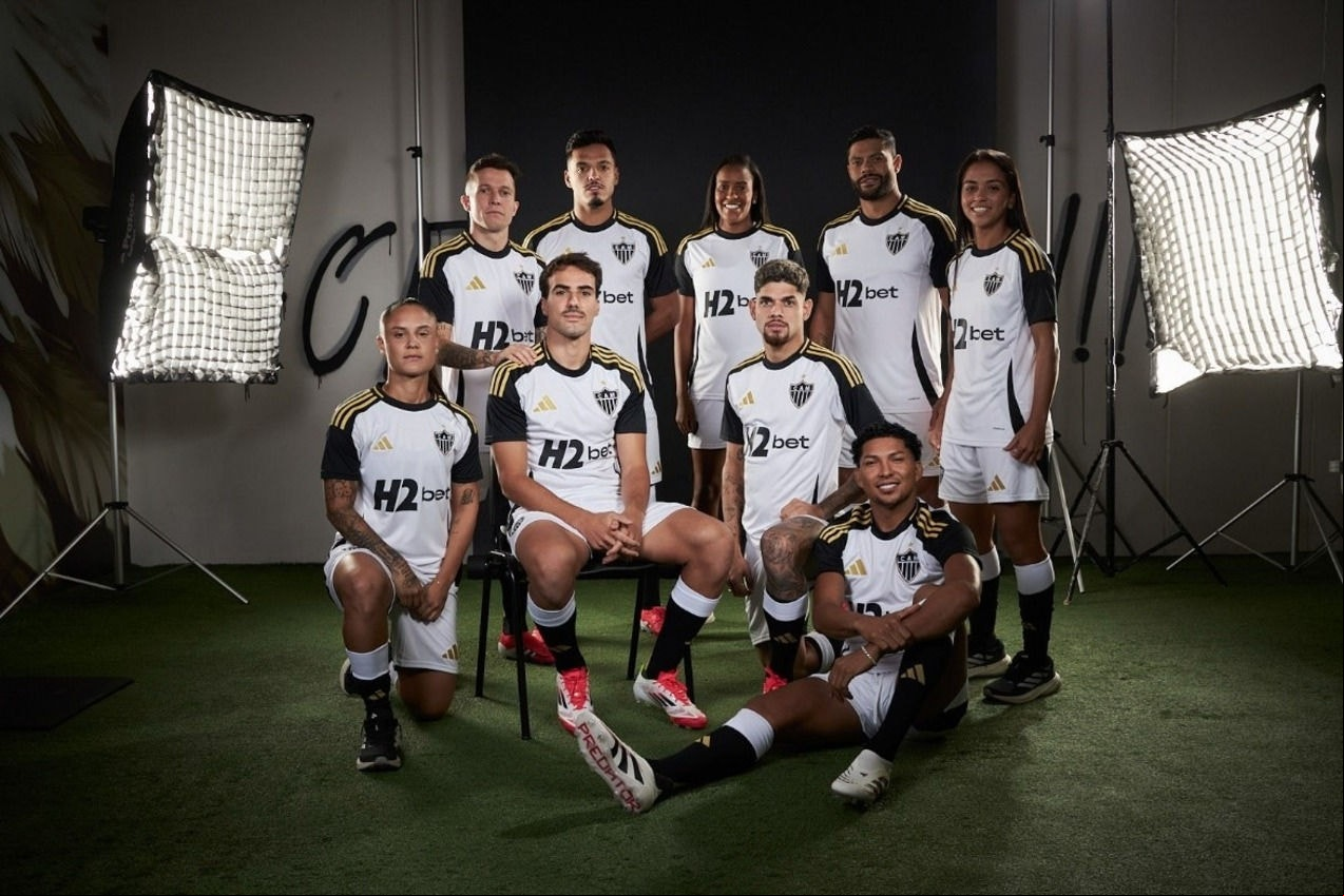 Jogadores do Atlético posam com o novo modelo da camisa 2 do clube