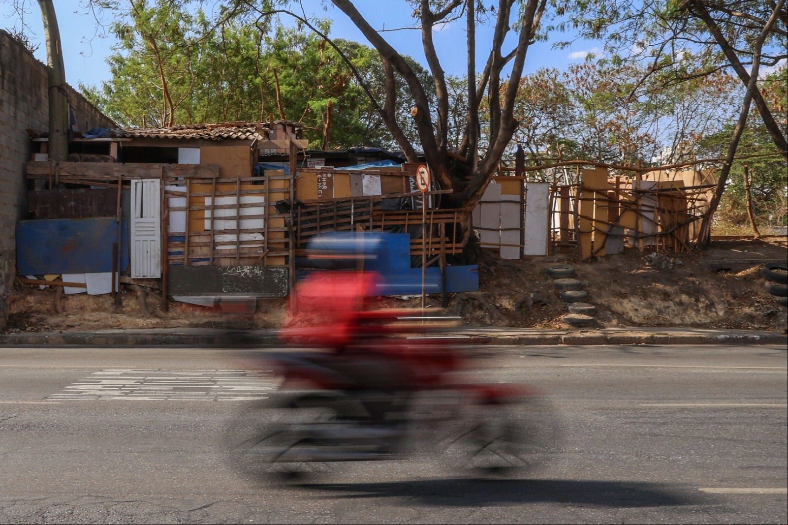 Ocupação localizada em terreno na avenida Tereza Cristina, na altura do bairro Calafate