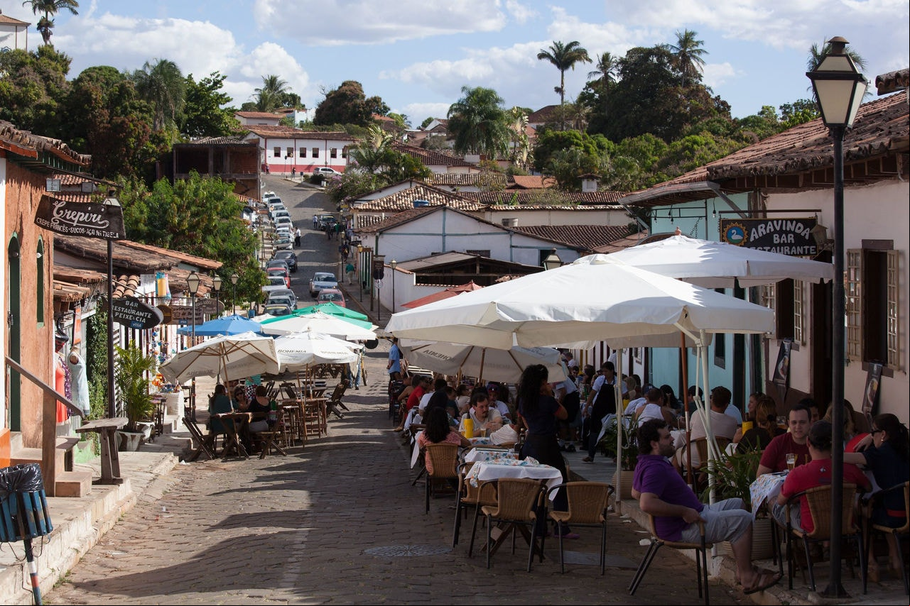 Rua com bares e restaurantes no centro histórico de Pirenópolis (GO), cidade que é tombada pelo Iphan por causa do casario colonial dos séculos 18 e 19