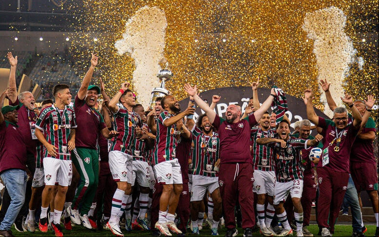 Elenco do Fluminense celebra conquista da Libertadores de 2023 (Foto: Reprodução)