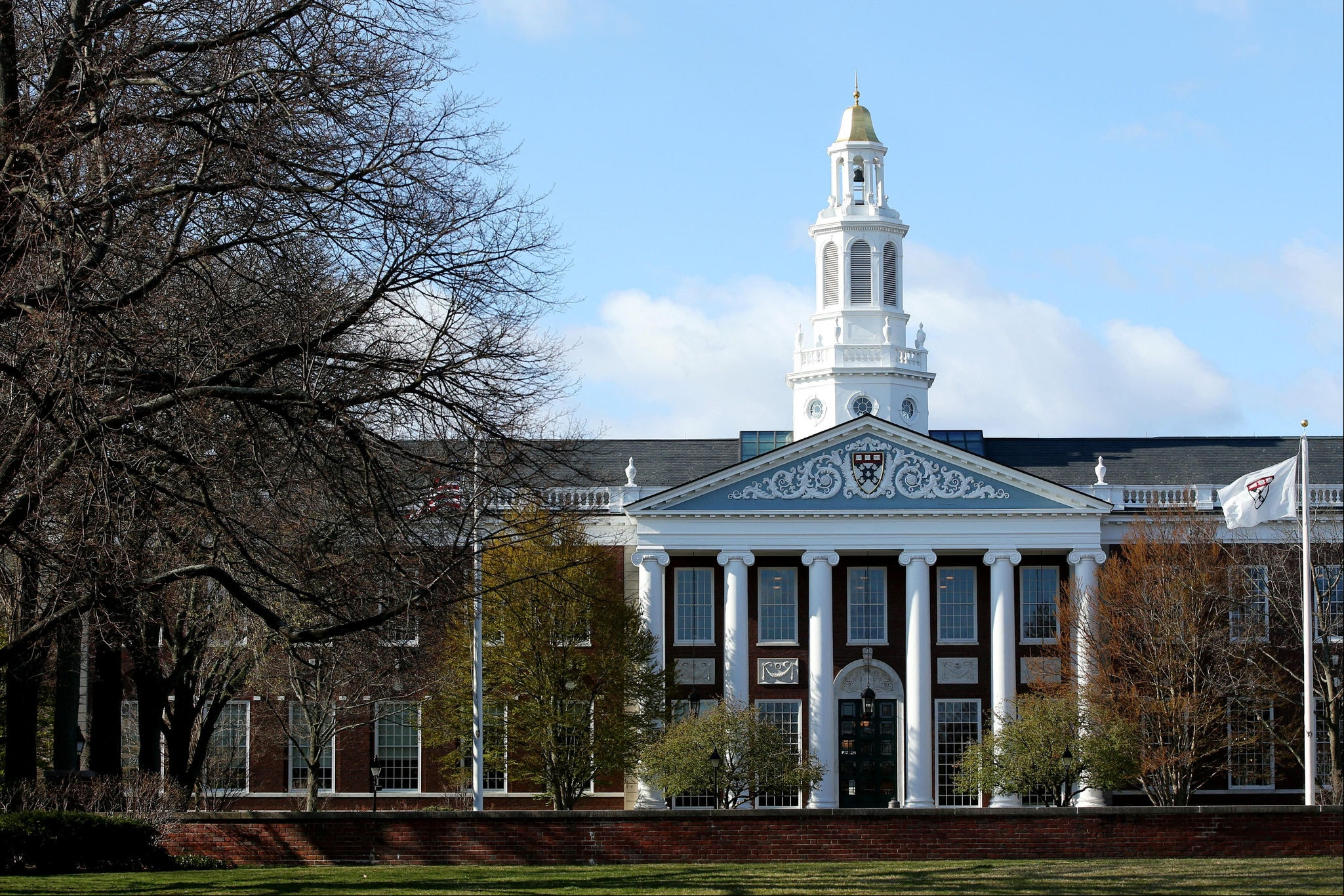 Universidade de Harvard A decisão foi emitida poucas horas após o governo ter impedido a Universidade de Harvard de matricular estudantes internacionais.