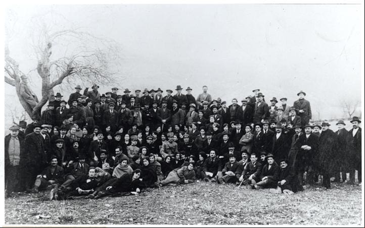 150 anos de imigração italiana Grupo de italianos as vésperas de embarque para o Brasil (Museu da Imigração/Reprodução)