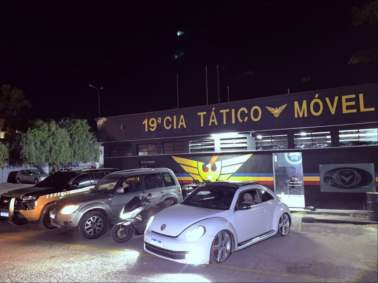 Polícia Militar encontrou um arsenal e diversas drogas com os criminosos 