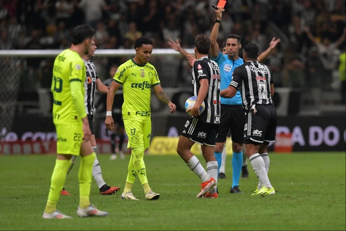 Hulk foi expulso com apenas 30 minutos de jogo contra o Palmeiras