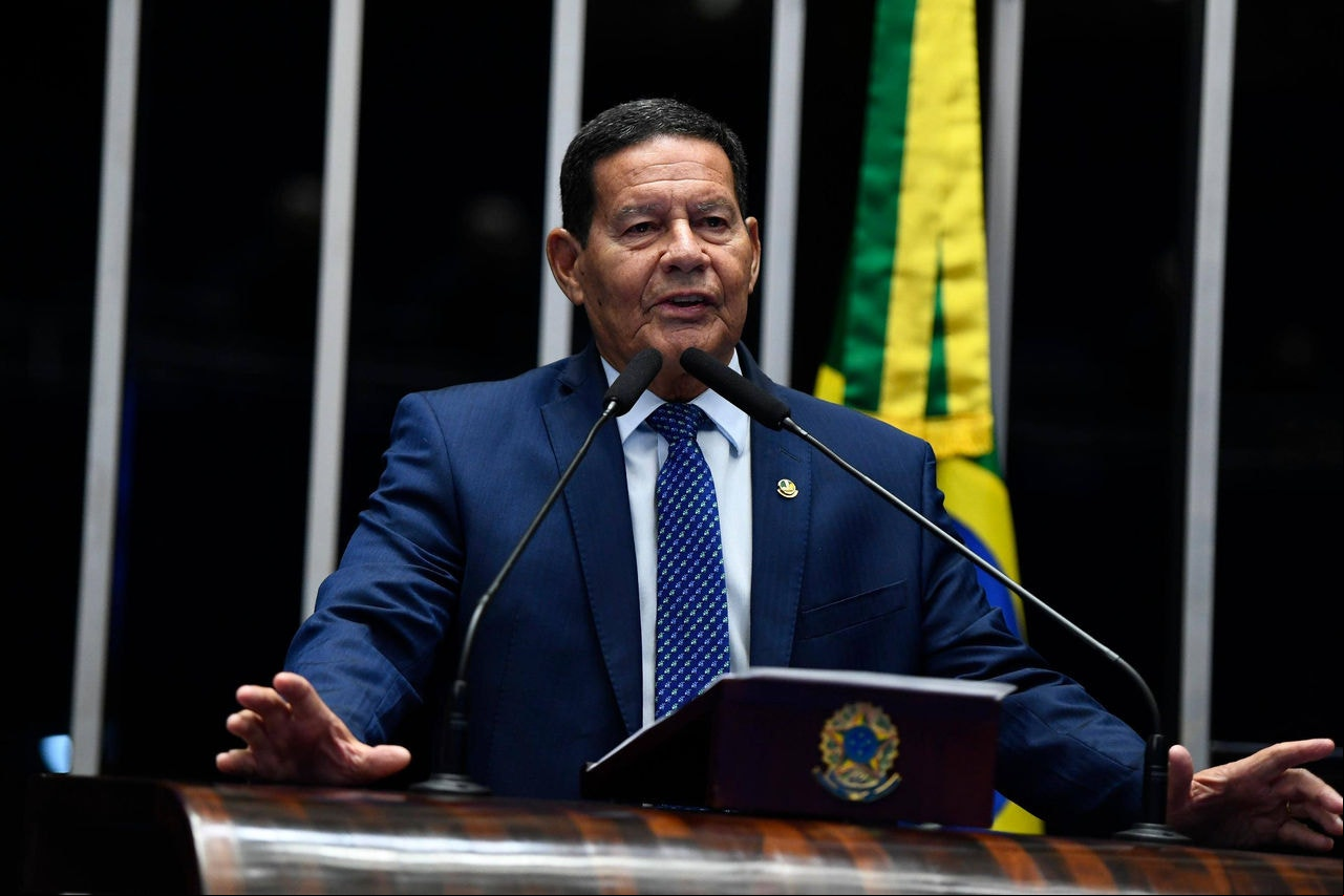 O senador Hamilton Mourão durante sessão plenária